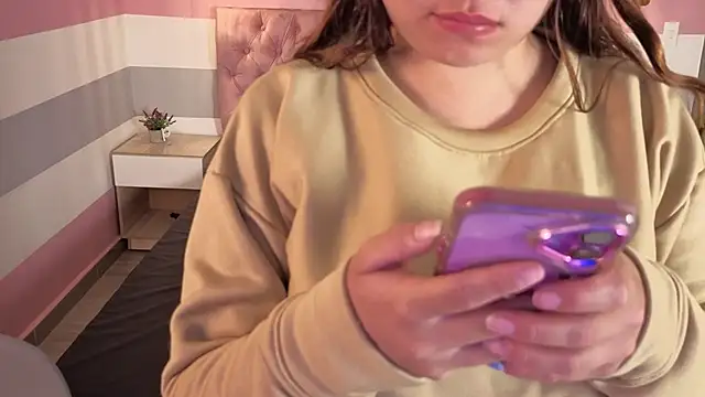 little_emma0's cam snapshot