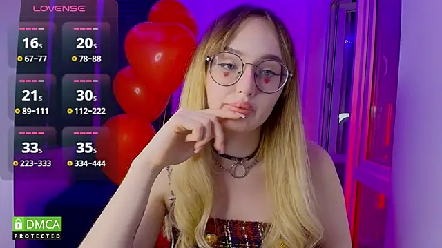 AdeLuna live sex cam