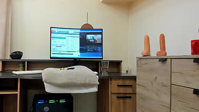 classy_medea's cam snapshot