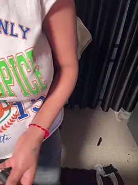 Lucky_Flora live sex cam