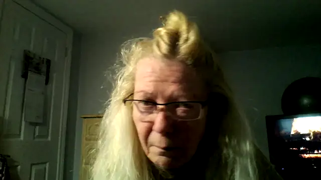 XTRAHORNYONE live sex cam