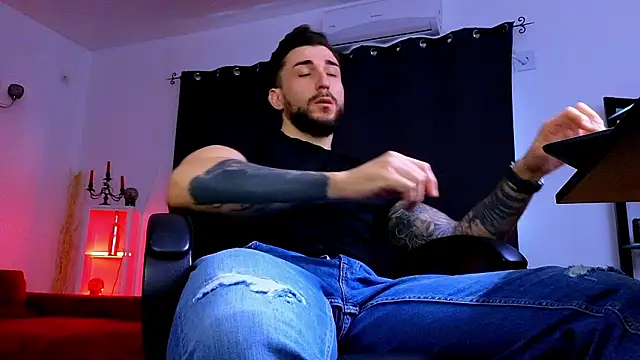 MightyAaron66 live sex cam