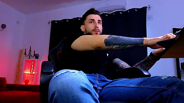 MightyAaron66 live sex cam