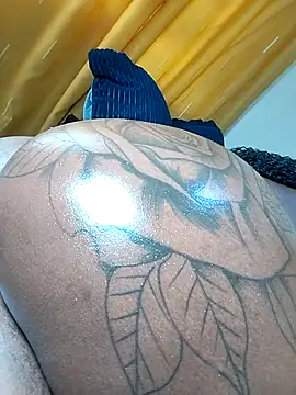 Hugemassivebootie live sex cam