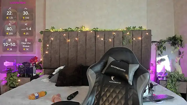 LanaMills_'s cam snapshot