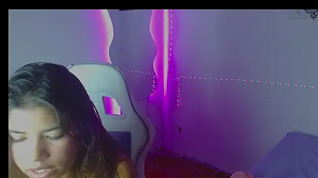 Charlothe_18's cam snapshot