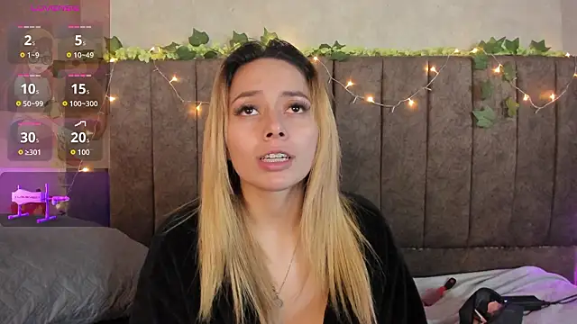 LanaMills_'s cam snapshot