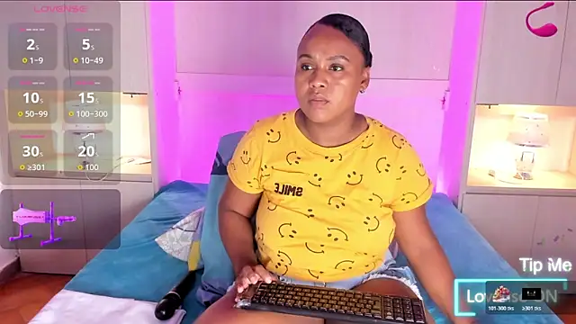 EmilyyStuart's cam snapshot