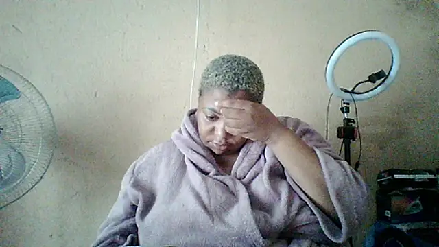 bustyboobs27's cam snapshot