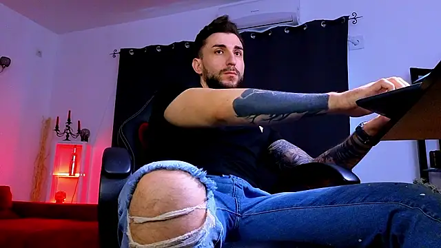 MightyAaron66 live sex cam