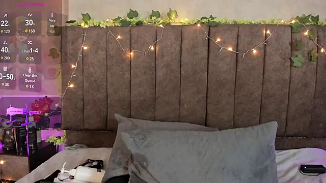 LanaMills_'s cam snapshot