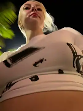 RonnieKiss live sex cam