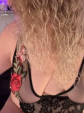 CurvyAnonymousGirl89's cam snapshot