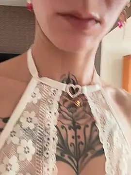 Feuchtes_traumchenn live sex cam