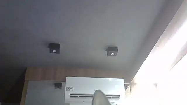 SkinnyKitten live sex cam