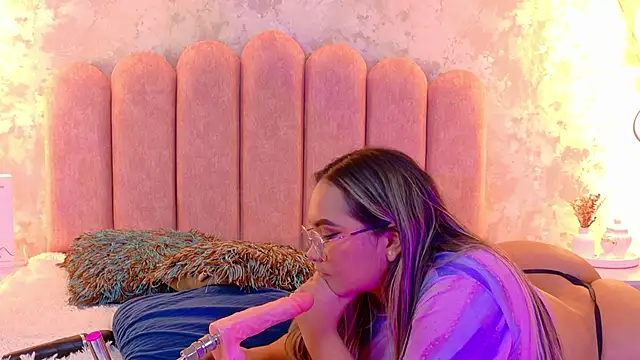 MiaLaurents live sex cam