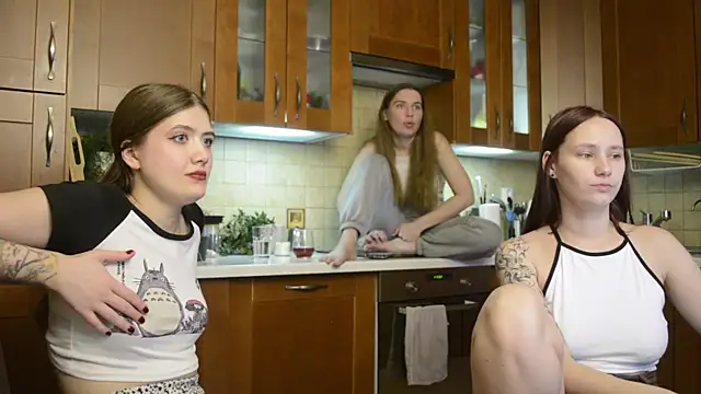 HotCaramellsTV's cam snapshot