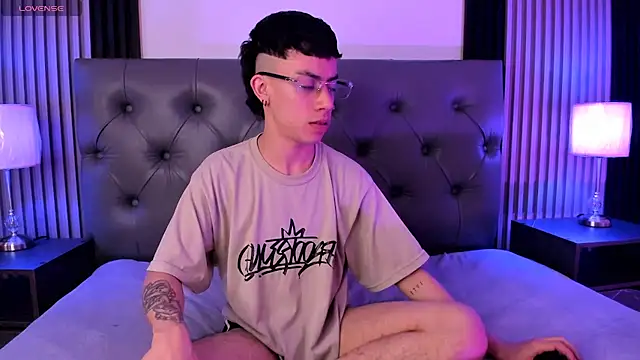 aaronjames1's cam snapshot