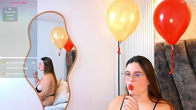 zoe_hugeboobs live sex cam