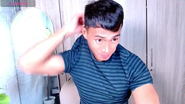 PinooyMilker live sex cam