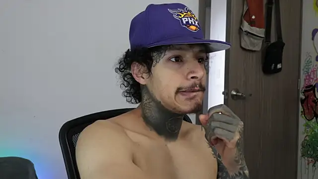 trieone live sex cam