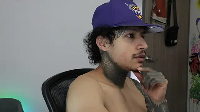 trieone live sex cam