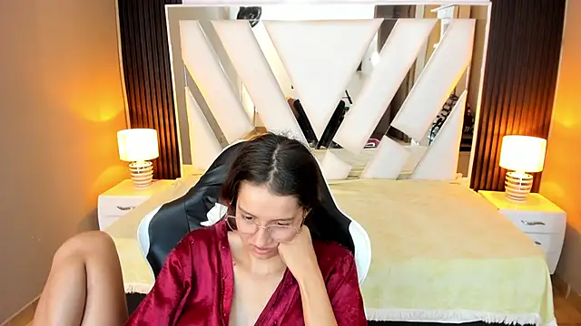 Linda4Petite live sex cam