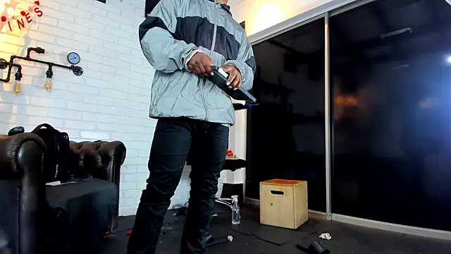 ItaloMoore live sex cam