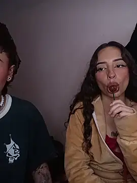 AlexxaAndRileyy's cam snapshot