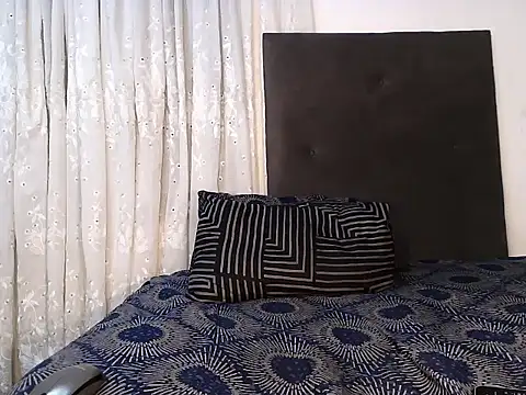 MinnieBee101's cam snapshot