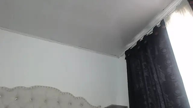 Abril_Squirt live sex cam