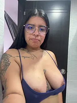 Devilsweet17 live sex cam