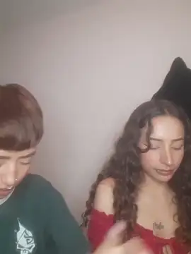 AlexxaAndRileyy live sex cam