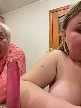 Mommy-girl-Lola live sex cam