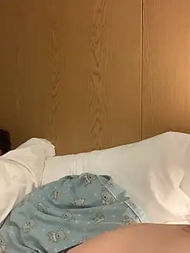 GoldenPussy1329's cam snapshot