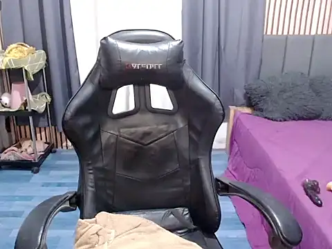 Lucyloore live sex cam