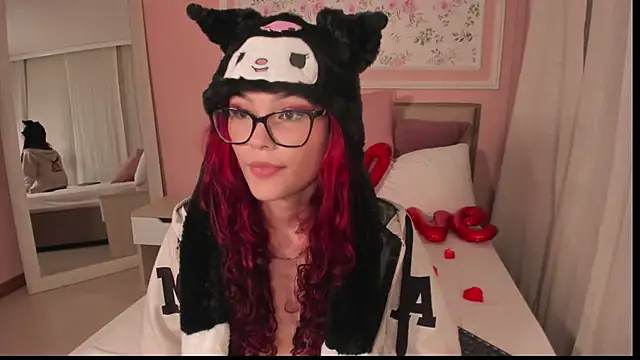 mae_lyra's cam snapshot