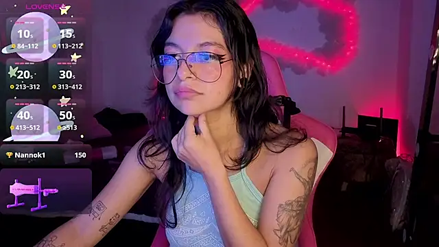 larah_uwu live sex cam