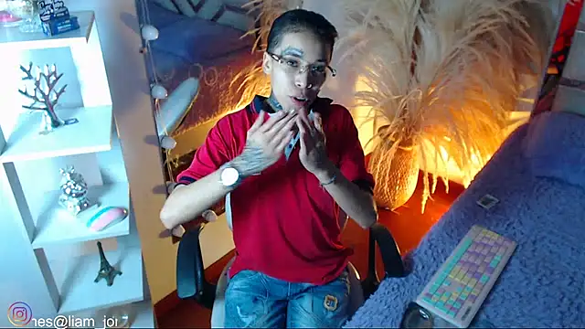 Jonesliam23 live sex cam