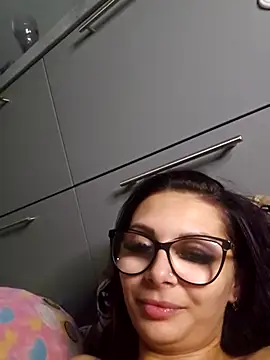 HiddendesireXO01 live sex cam