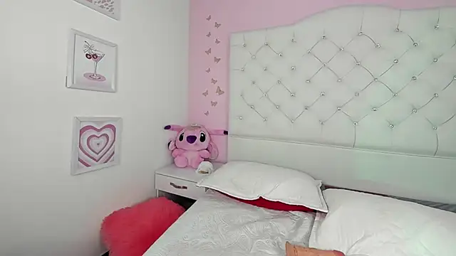 Clarita_Hill's cam snapshot