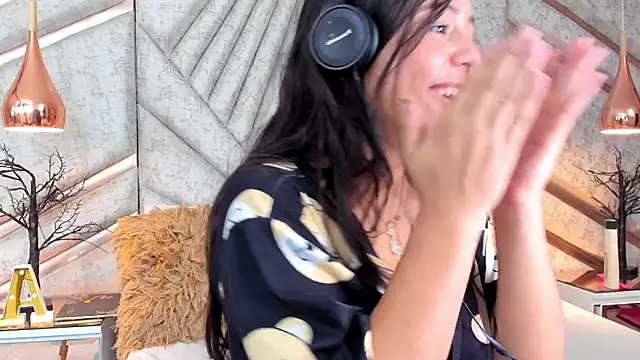 CloheBell live sex cam