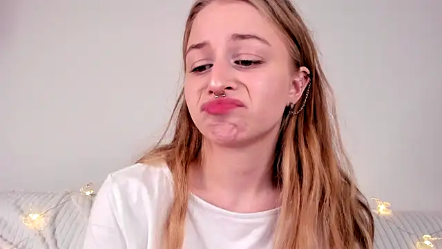 MiaMews live sex cam