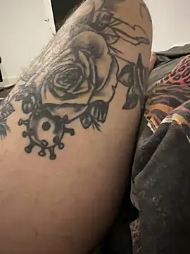 Tattooedman2 live sex cam