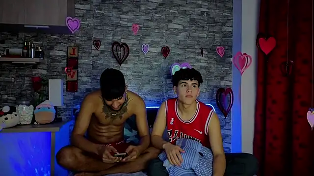 FoxBigmaster live sex cam