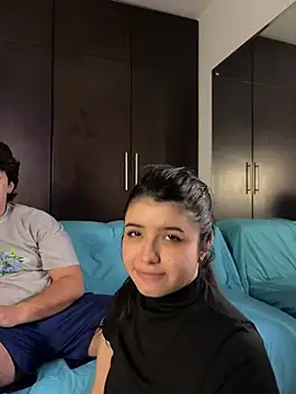 EmilyAndAndrew live sex cam