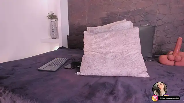 EmilyAllen_1's cam snapshot