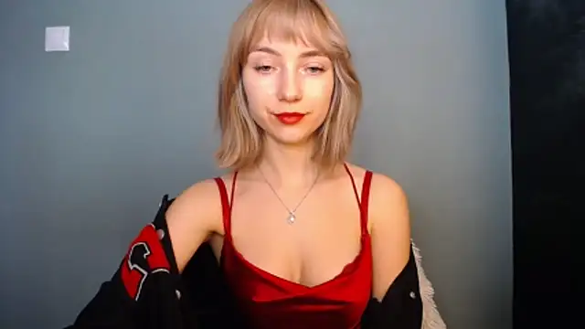 LuciaYoung live sex cam