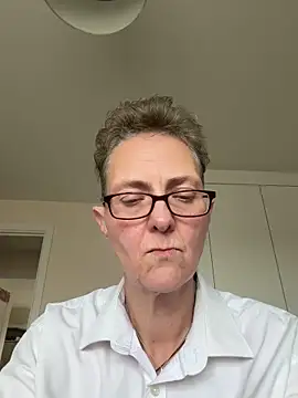 Curvy-Jinx live sex cam