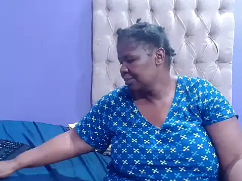 NaughtyChubbyZoe live sex cam